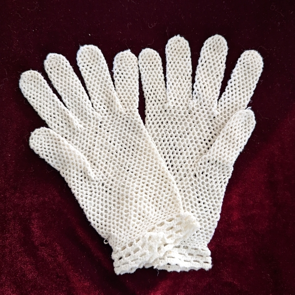Hand Crocheted Gloves Ladies Size Small Petite White Wedding Party Event - Picture 9 of 9